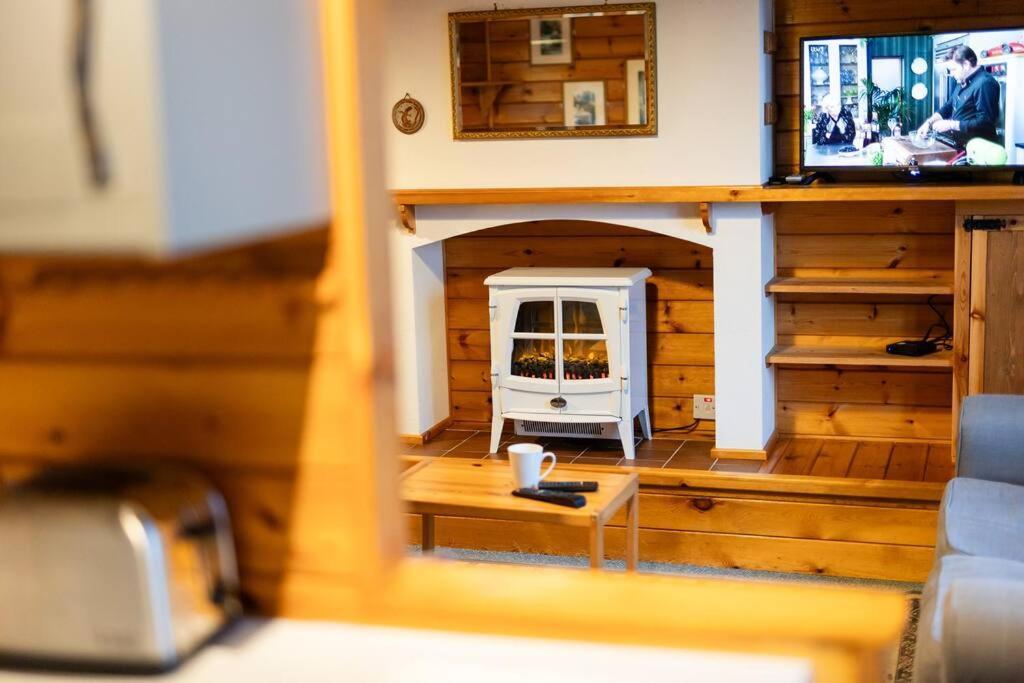 Cozy Norwegian Style Log Cabin In Rural Snowdonia - 2 Bedrooms & Parking By Seren Short Stays Ffestiniog Exteriör bild